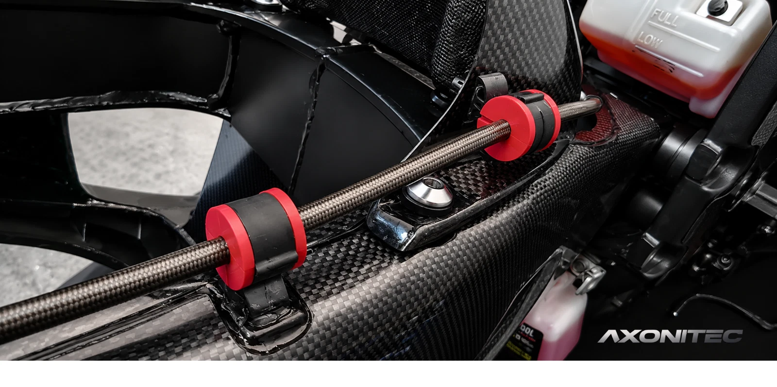 Bremsleitungs-Adapter in Rot an einer Stahlflex-Leitung