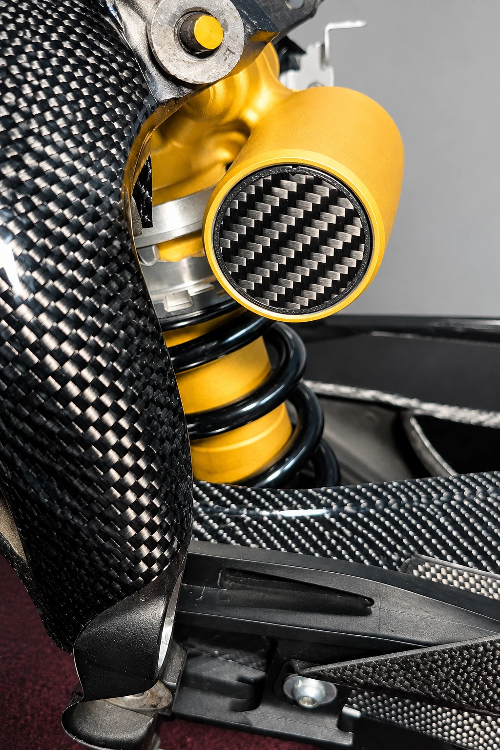 Federbein-Deckel aus Echt-Carbon an einer Yamaha R1 RN12